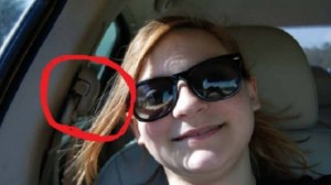 13χρονη έφηβη έστειλε μια selfie στη μαμά της για να της δείξει ότι είναι καλά... - Αυτό που είδε στο πίσω κάθισμα την τρόμαξε