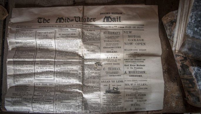 εφημερίδα σε εγκαταλελειμμένο σπίτι