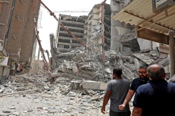 Ασύλληπτη τραγωδία με κατάρρευση 10οροφου κτιρίου: Τουλάχιστον 4 νεκροί και 80 εγκλωβισμένοι (video) – Κόσμος