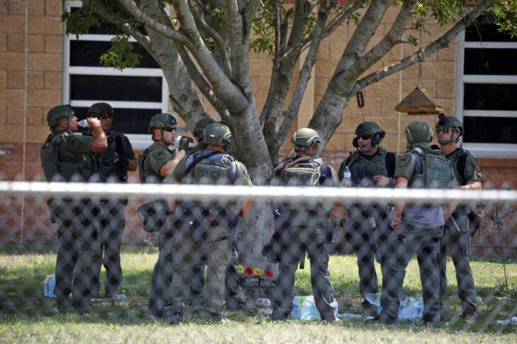 Η στιγμή που ο μακελάρης μπαίνει στο δημοτικό σχολείο του Τέξας για να σκοτώσει 19 παιδιά