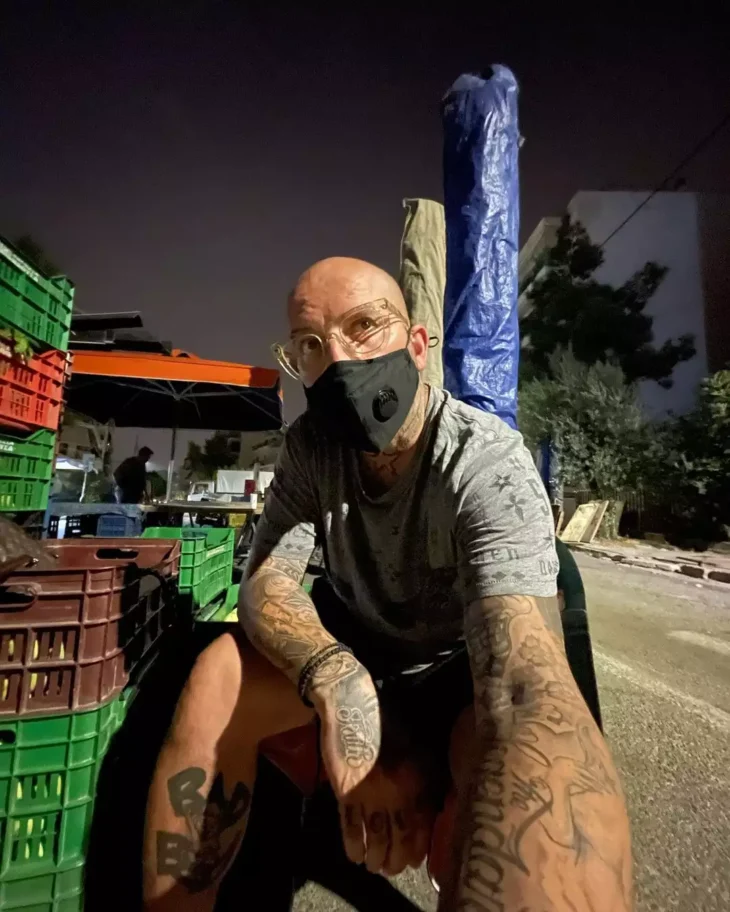 Ισορροπιστής: Ο γνωστός Έλληνας ράπερ εργάζεται πλέον στην λαϊκή πουλώντας τα φρούτα του