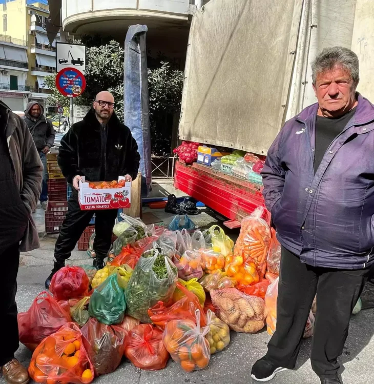 Ισορροπιστής: Ο γνωστός Έλληνας ράπερ εργάζεται πλέον στην λαϊκή πουλώντας τα φρούτα του