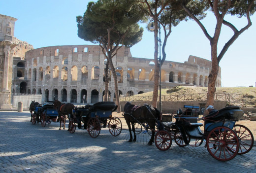 «Δεν θα ξαναδείτε κουρασμένα άλογα»: Η Ρώμη απαγορεύει τις ξεναγήσεις με άμαξες στους δρόμους της