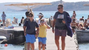 Περήφανος πατέρας: Μετά την Μύκονο ο Γιώργος Λιάγκας απολαμβάνει τις διακοπές στην Τήνο με τους γιους του