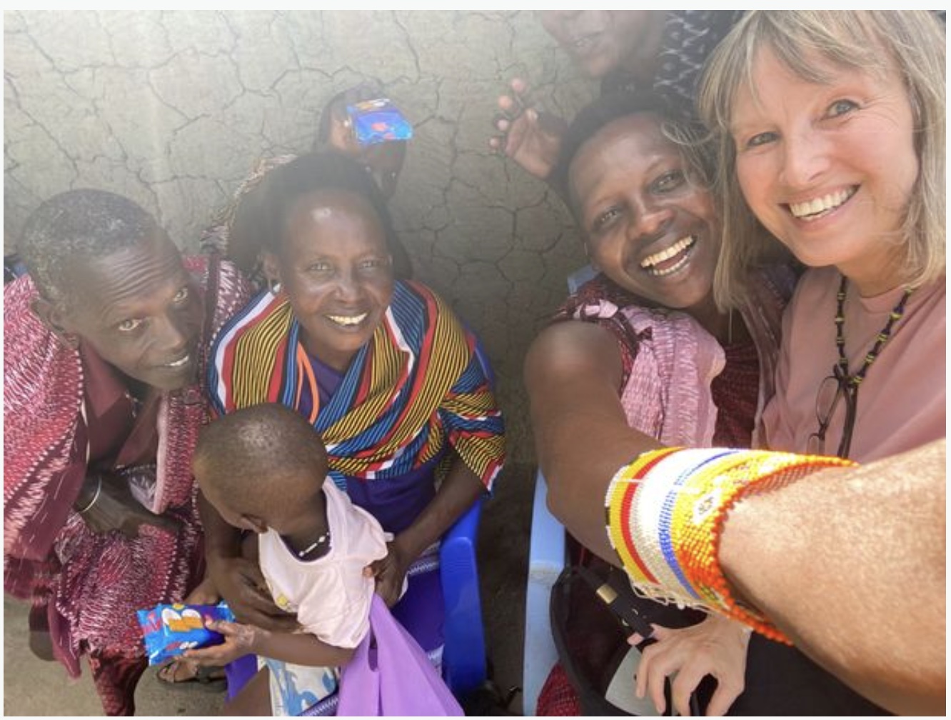 60χρονη γυναίκα ζει στην Τανζανία με τον νεότερο σύντροφό της 