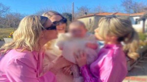Ντυμένες στα ροζ: 10 μέρες πριν οι δίδυμες και η ξαδέλφη τους είχαν βαφτίσει ένα μικρό κοριτσάκι!