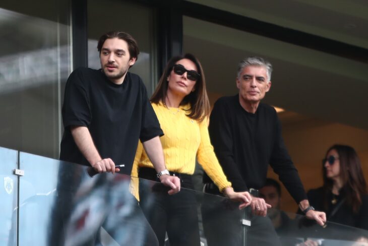 Όλοι την κοιτούσαν στο γήπεδο της ΑΕΚ: Με καφεδάκι η Τατιάνα Στεφανίδου μαζί με τον Ευαγγελάτο και τον γιο της