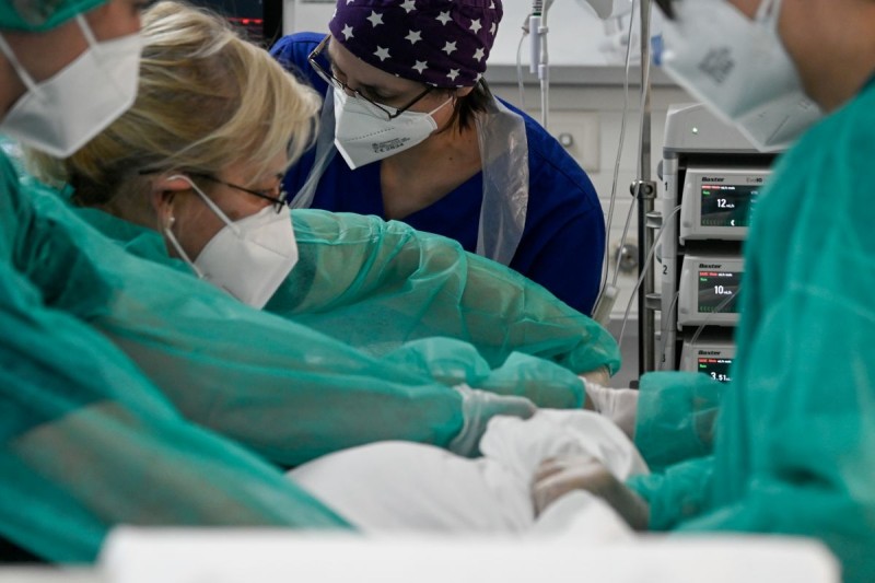 Κορωνοϊός: Καταργείται η μάσκα για εργαζόμενους στα νοσοκομεία - Τι ισχύει για ανεμβολίαστους υγειονομικούς