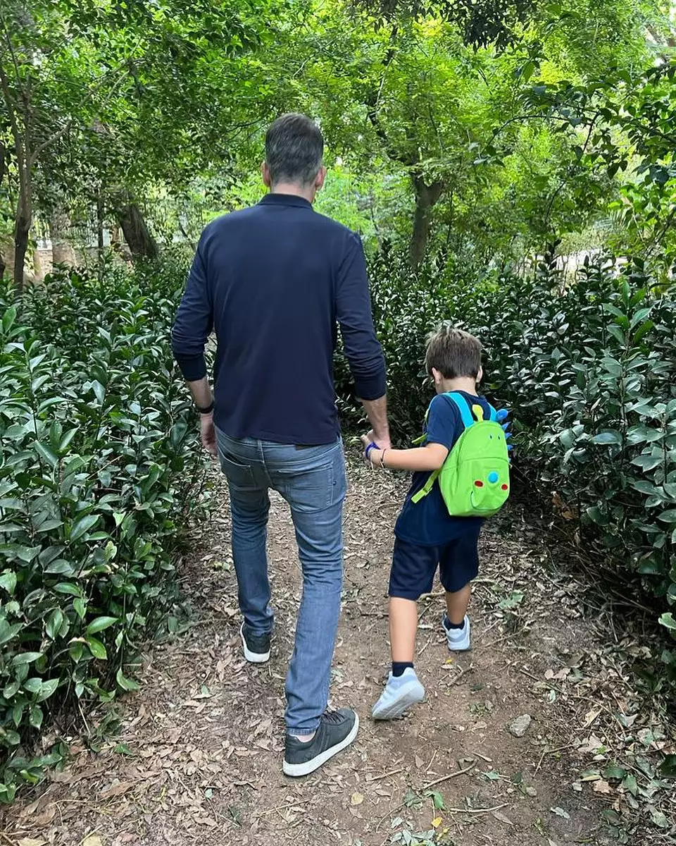 Βόλτα του Κώστα Μπακογιάννη με το γιο του