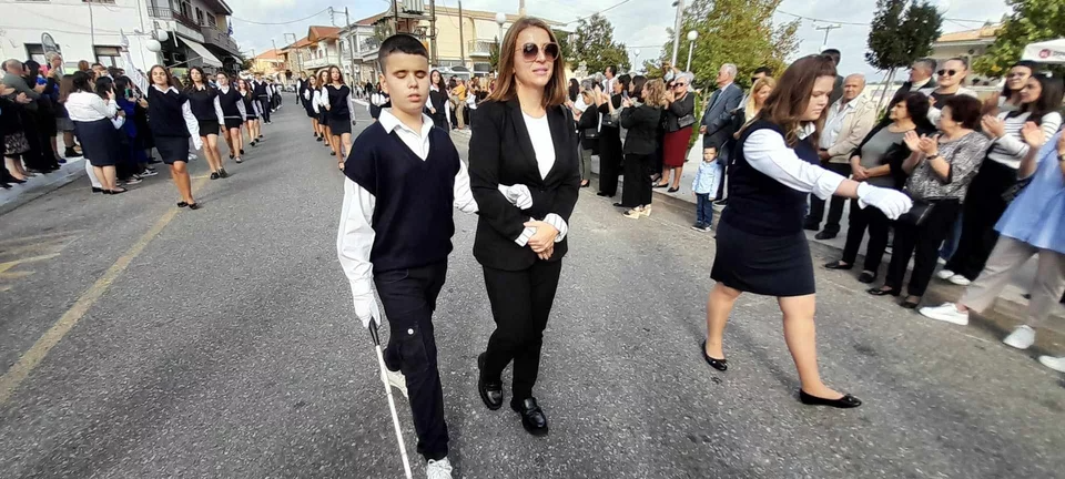 Τυφλός μαθητής Γυμνασίου παρέλασε στο Αγρίνιο 