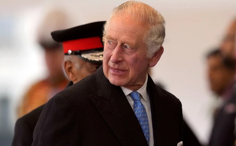 Ο Βασιλιάς Κάρολος φόρεσε γραβάτα με γαλανόλευκες σημαίες σε επίσημη επίσκεψη