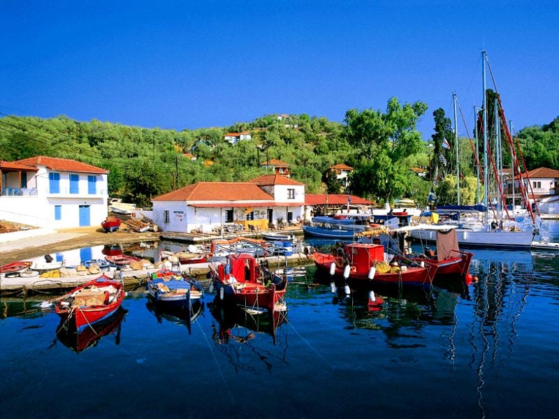 Ο απόλυτος «παράδεισος» χωρίς… τουρίστες: Ο μοναδικός προορισμός που τρως ψαράκι, πίνεις και κοιμάσαι, μόνο με 15 εuρώ την ημέρα 1 asfalis quot paradeisos quot choris toyristes poy tros psaraki pineis kai koimasai me 15e tin imera