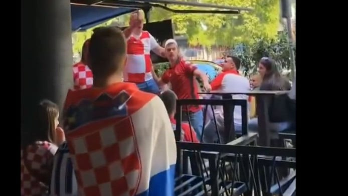 Παρέα Κροάτες και Αλβανοί και υβριστικά συνθήματα κατά Σερβίας (ΒΙΝΤΕΟ)