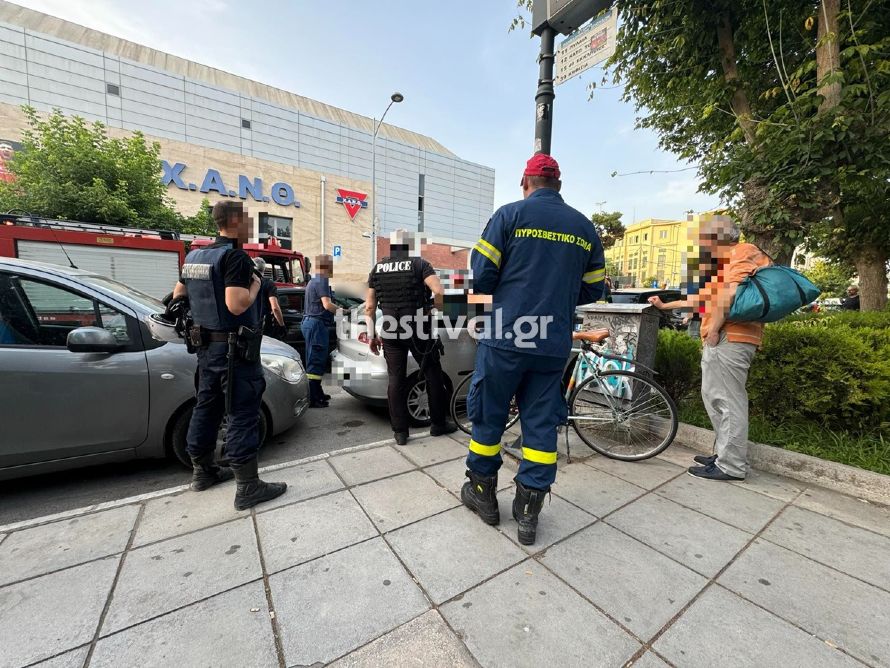 Θεσσαλονίκη: Αγοράκι 2,5 ετών έμεινε κλειδωμένο σε ΙΧ για μισή ώρα – Χρειάστηκε επέμβαση Πυροσβεστικής και ΕΛΑΣ για να σωθεί 2 Θεσσαλονίκη: Αγοράκι 2,5 ετών έμεινε κλειδωμένο σε ΙΧ για μισή ώρα – Χρειάστηκε επέμβαση Πυροσβεστικής και ΕΛΑΣ για να σωθεί