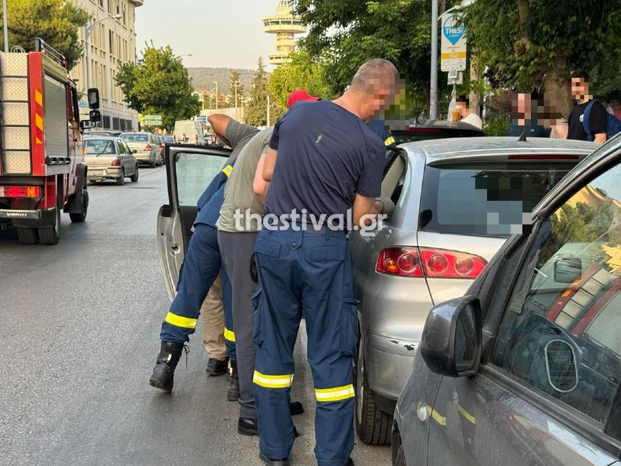 Θεσσαλονίκη: Αγοράκι 2,5 ετών έμεινε κλειδωμένο σε ΙΧ για μισή ώρα – Χρειάστηκε επέμβαση Πυροσβεστικής και ΕΛΑΣ για να σωθεί 3 Θεσσαλονίκη: Αγοράκι 2,5 ετών έμεινε κλειδωμένο σε ΙΧ για μισή ώρα – Χρειάστηκε επέμβαση Πυροσβεστικής και ΕΛΑΣ για να σωθεί