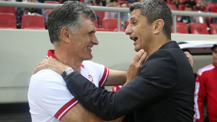 Αντιγράφει…