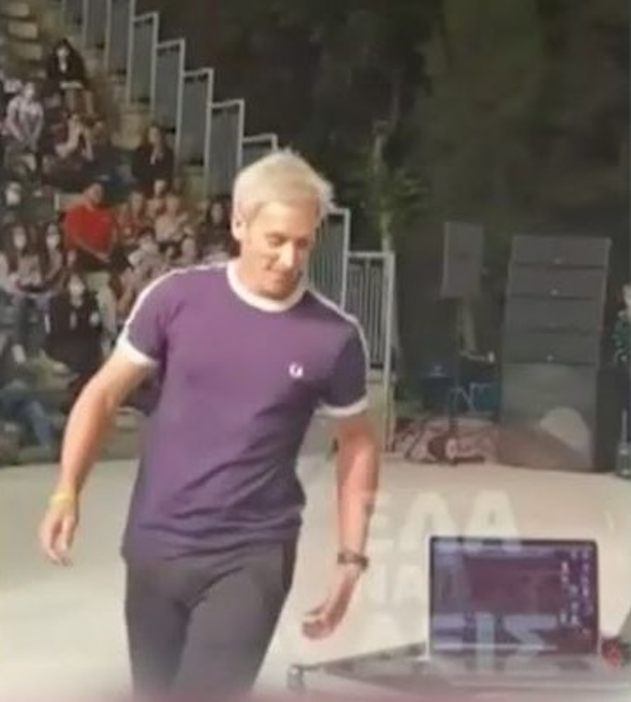 width=899