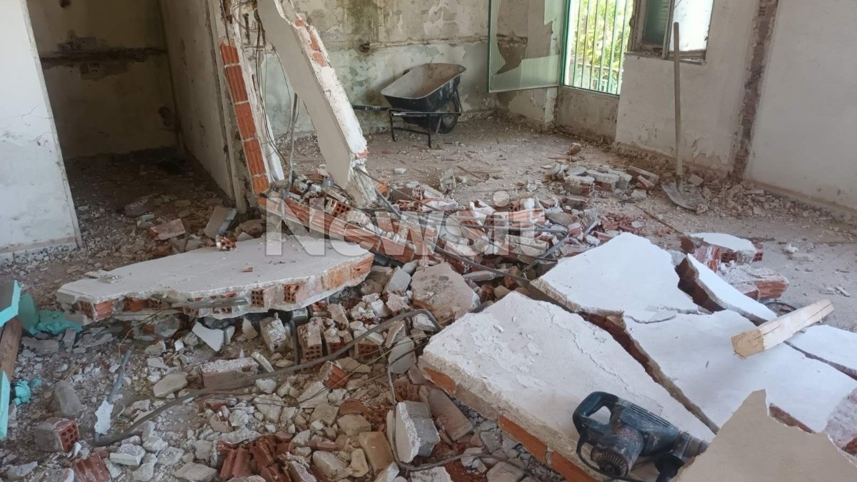 «Καθαρίζαμε το σπίτι από μπάζα, ήταν ατύχημα», λέει ο πατέρας του 19χρονου που καταπλακώθηκε από τοίχο 1 Χαλάσματα
