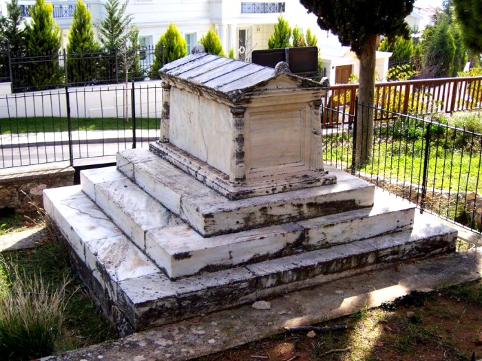 doukissa-tis-plakentias-tafos