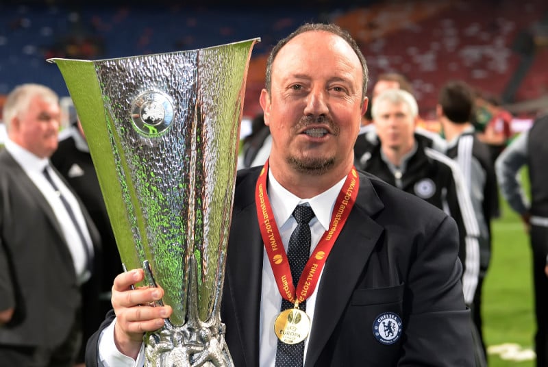 Ο Ράφα Μπενίτεθ με το τρόπαιο του Europa League