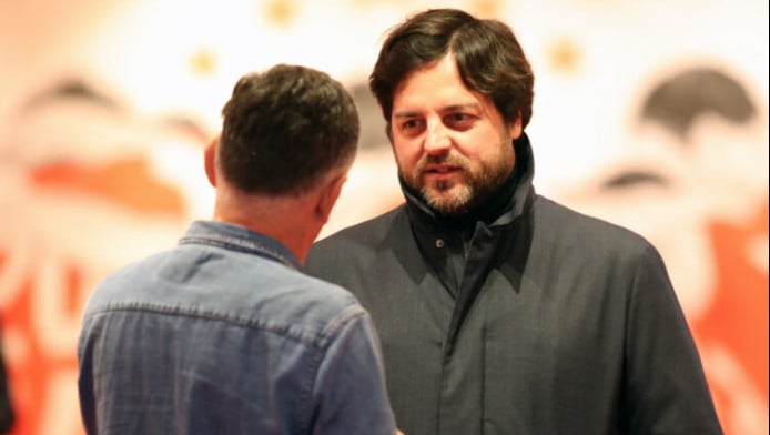 Ανακοινώνει