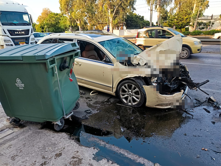 Ταξί έπεσε πάνω σε απορριμματοφόρο του Δήμου Αλίμου – Νεκρή υπάλληλος στην Καθαριότητα 4 Τροχαίο στη Ποσειδώνος: «Έτρεχε και έπεσε επάνω μας, δεν άκουσα φρενάρισμα» - Η μαρτυρία συναδέλφου της 65χρονης που ήταν δίπλα της όταν την χτύπησε το ταξί