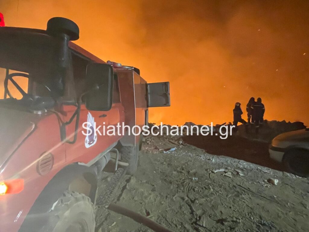 Φωτιά στη Σκιάθο στον ΧΥΤΑ στην περιοχή Παναγία Κουνίστρα 1 XYTA fotia Skiathos 1