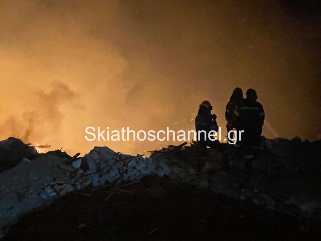 Φωτιά στη Σκιάθο στον ΧΥΤΑ στην περιοχή Παναγία Κουνίστρα 3 XYTA fotia Skiathos 3