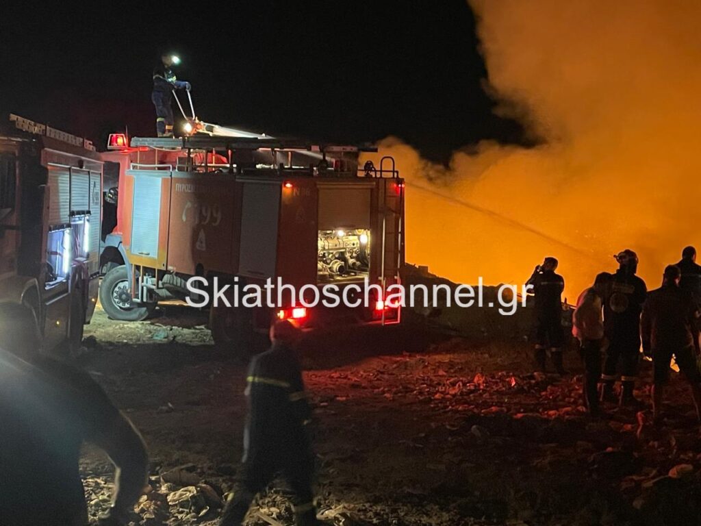 Φωτιά στη Σκιάθο στον ΧΥΤΑ στην περιοχή Παναγία Κουνίστρα 5 XYTA fotia Skiathos 5