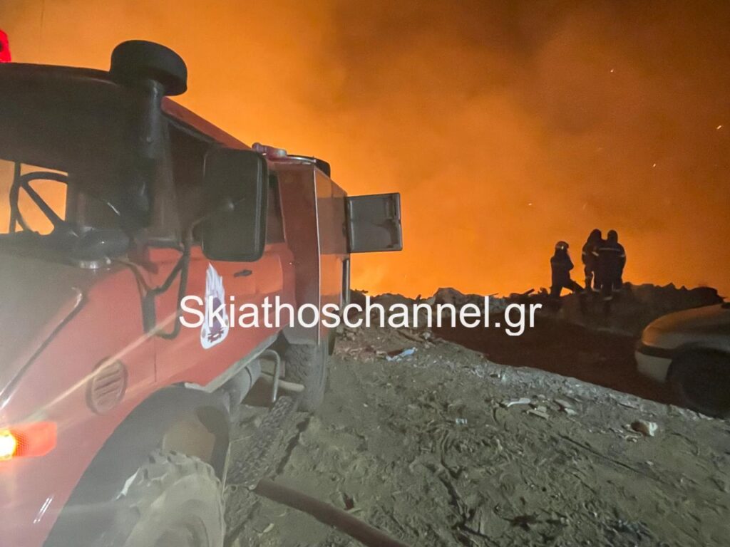 Φωτιά στη Σκιάθο στον ΧΥΤΑ στην περιοχή Παναγία Κουνίστρα 11 skiathos fotia 4