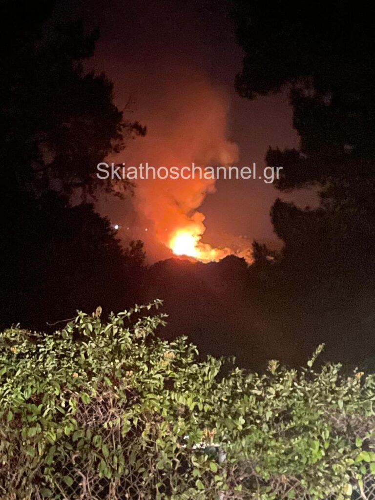 Φωτιά στη Σκιάθο στον ΧΥΤΑ στην περιοχή Παναγία Κουνίστρα 14 fotia xomateri skiathou 2