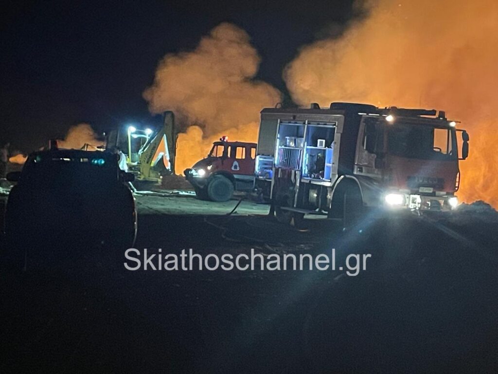 Φωτιά στη Σκιάθο στον ΧΥΤΑ στην περιοχή Παναγία Κουνίστρα 16 xomateri skiathos fotia panagia kounistra 1