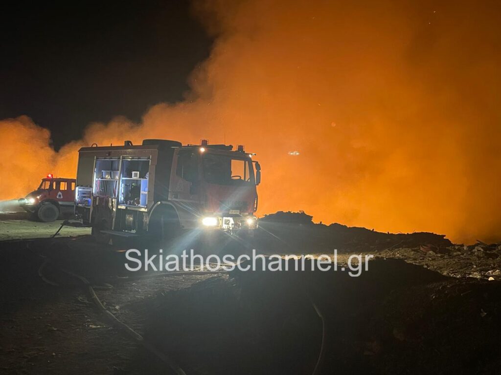Φωτιά στη Σκιάθο στον ΧΥΤΑ στην περιοχή Παναγία Κουνίστρα 17 xomateri skiathos fotia panagia kounistra 2