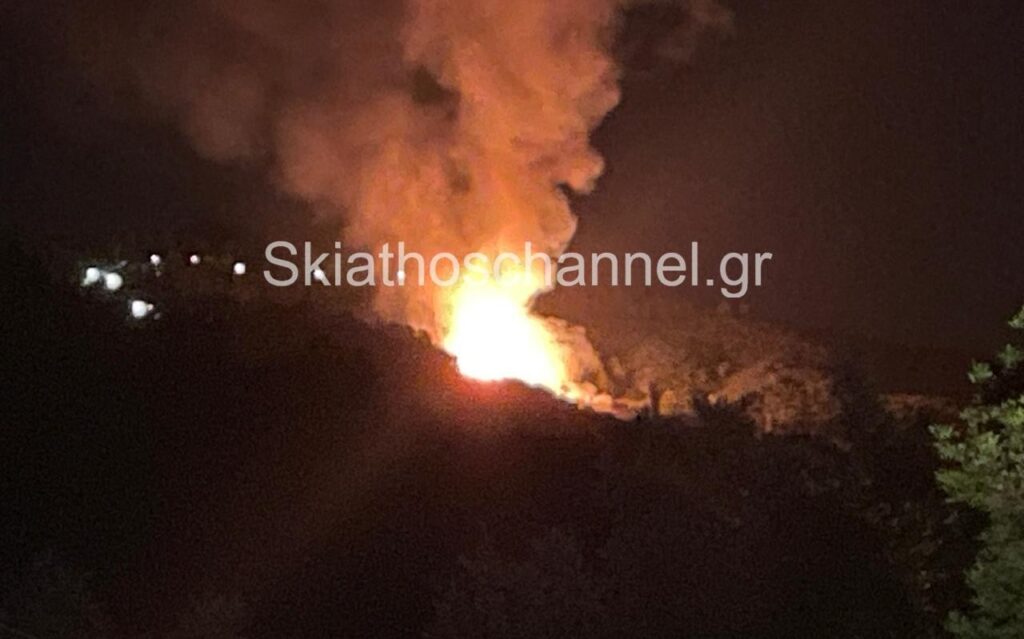 Φωτιά στη Σκιάθο στον ΧΥΤΑ στην περιοχή Παναγία Κουνίστρα 19 fotia xomateri skiathou 4