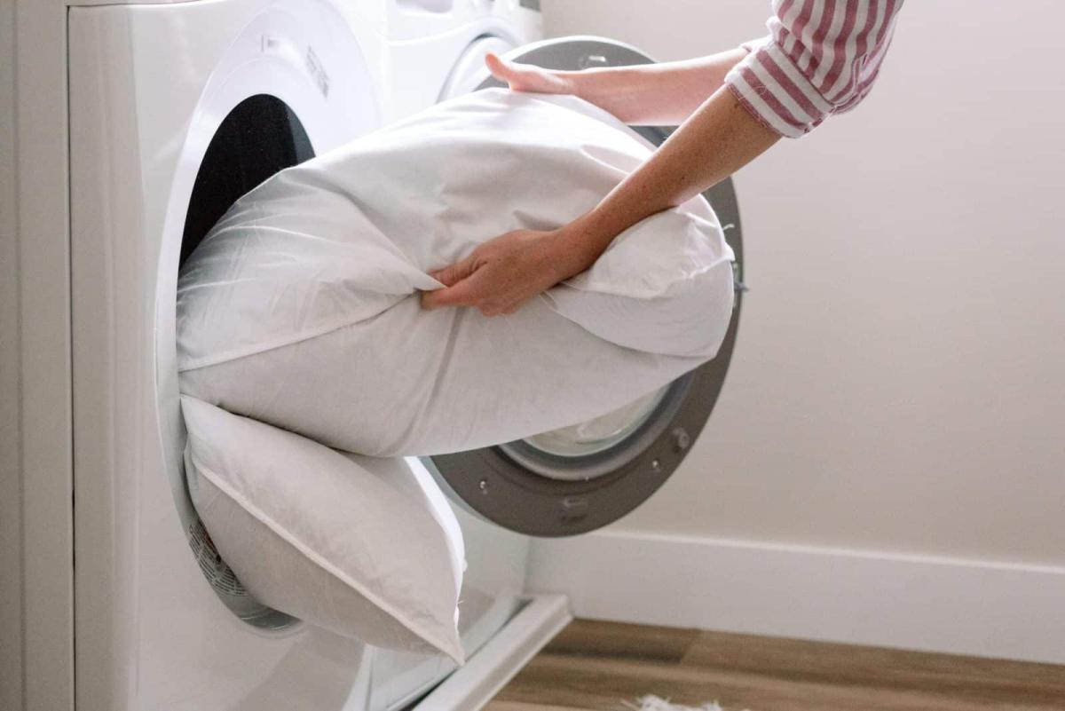 how to clean and care for feather bed pillows 9367 6452c5048fd846389285b71b6c59e559 scaled 1 1600x1068 1