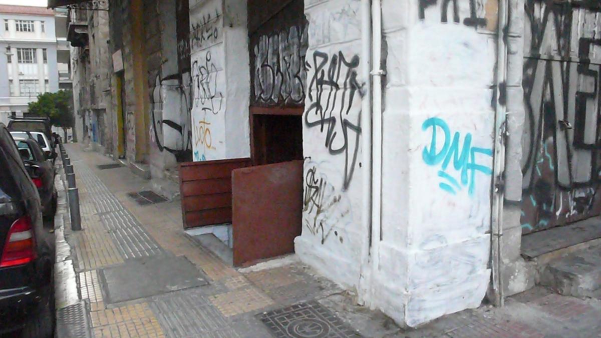 Η υπόγεια ταβέρνα σε παρατημένο σπίτι στο κέντρο της Αθήνας που αποθεώνεται από όλο τον πλανήτη 13 a0c2dda136274b71995a91b8399bddd1