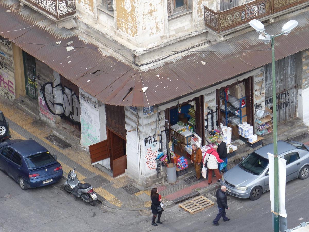 Η υπόγεια ταβέρνα σε παρατημένο σπίτι στο κέντρο της Αθήνας που αποθεώνεται από όλο τον πλανήτη 22 a31a189a8f5d336a6f0f3175ff5ee75d