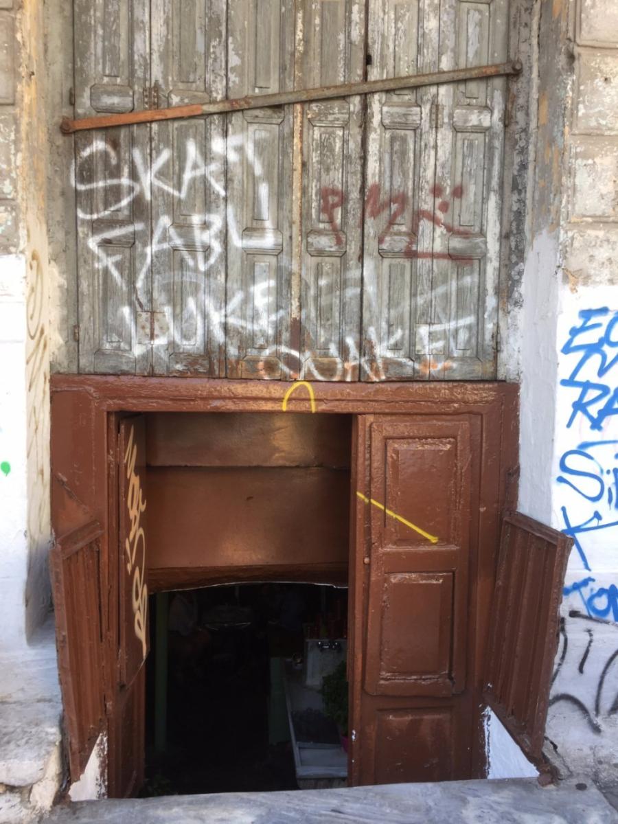 Η υπόγεια ταβέρνα σε παρατημένο σπίτι στο κέντρο της Αθήνας που αποθεώνεται από όλο τον πλανήτη 23 5b445300c54d4fe043e4de4703956283