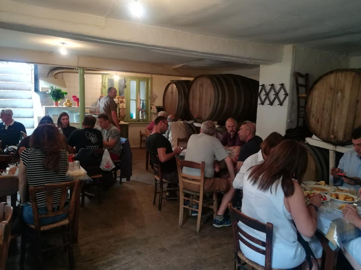 Η υπόγεια ταβέρνα σε παρατημένο σπίτι στο κέντρο της Αθήνας που αποθεώνεται από όλο τον πλανήτη 25 fa161808698ca18e3eb52f73393f65f1 scaled