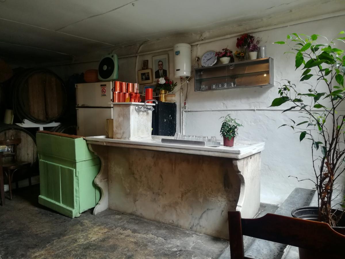 Η υπόγεια ταβέρνα σε παρατημένο σπίτι στο κέντρο της Αθήνας που αποθεώνεται από όλο τον πλανήτη 26 62ae7d2651512066477aa3a8c9b23c59 scaled