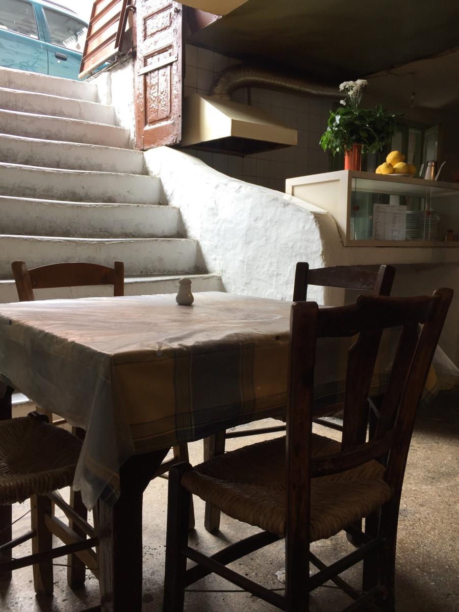 Η υπόγεια ταβέρνα σε παρατημένο σπίτι στο κέντρο της Αθήνας που αποθεώνεται από όλο τον πλανήτη 29 3a445c4d3d8f2ee70e187fc7ffc4f157