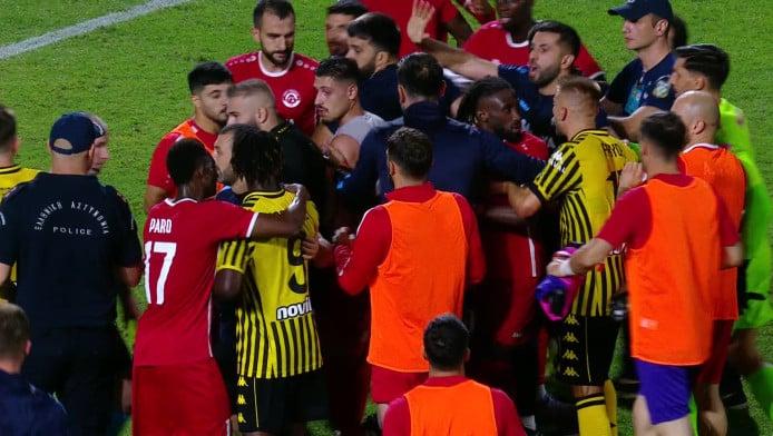 "Μπάχαλο" στο Άρης - Αράζ με τη λήξη του ματς - Μεγάλη σύρραξη (ΒΙΝΤΕΟ)