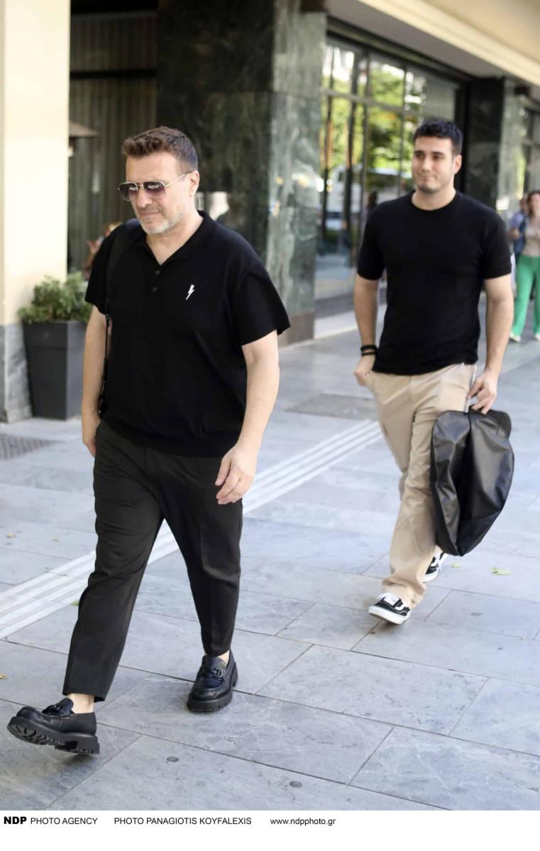 Όλοι κοιτούσαν τα παπούτσια του – Σπάνια εμφάνιση του Γιάννη Πλούταρχου στο κέντρο της Αθήνας μαζί με τον γιο του 2 5390 gianis ploytarxos giorgos kakoseos 2252025.jpeg scaled
