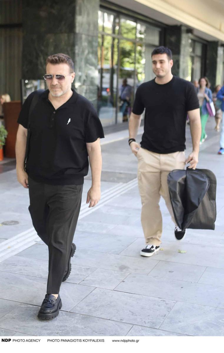 Όλοι κοιτούσαν τα παπούτσια του – Σπάνια εμφάνιση του Γιάννη Πλούταρχου στο κέντρο της Αθήνας μαζί με τον γιο του 3 5392 gianis ploytarxos giorgos kakoseos 2252025.jpeg scaled