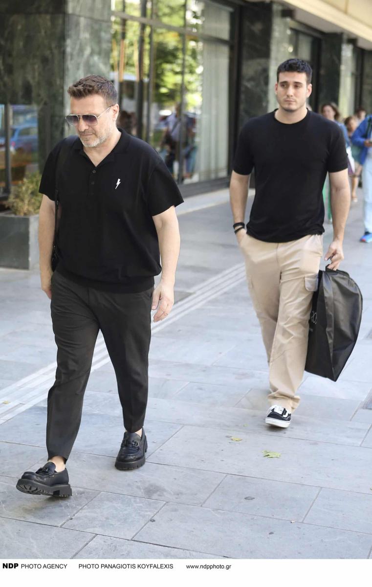 Όλοι κοιτούσαν τα παπούτσια του – Σπάνια εμφάνιση του Γιάννη Πλούταρχου στο κέντρο της Αθήνας μαζί με τον γιο του 4 5393 gianis ploytarxos giorgos kakoseos 2252025.jpeg scaled