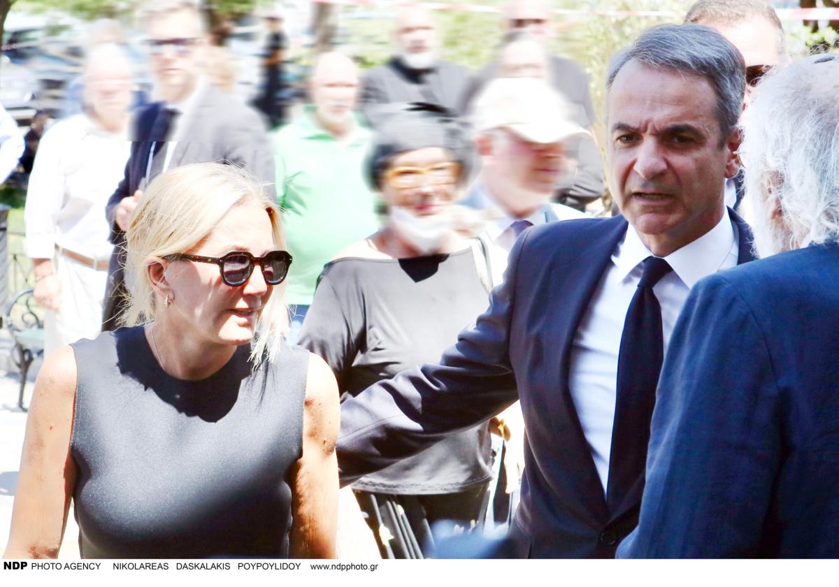 Λένα Σαμαρά: Το στεφάνι που έστειλε ο Κυριάκος Μητσοτάκης στην κηδεία της 4 2 11 scaled