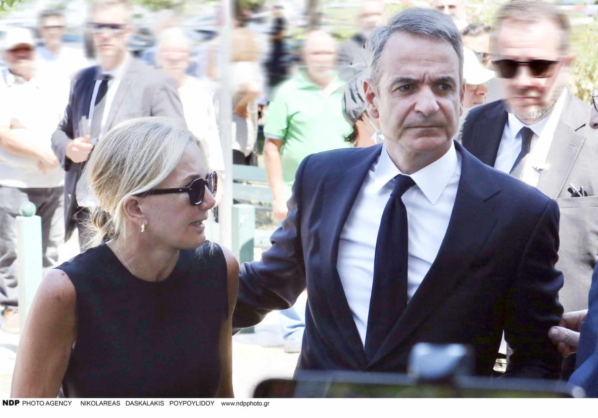 Λένα Σαμαρά: Το στεφάνι που έστειλε ο Κυριάκος Μητσοτάκης στην κηδεία της 5 1 10 scaled