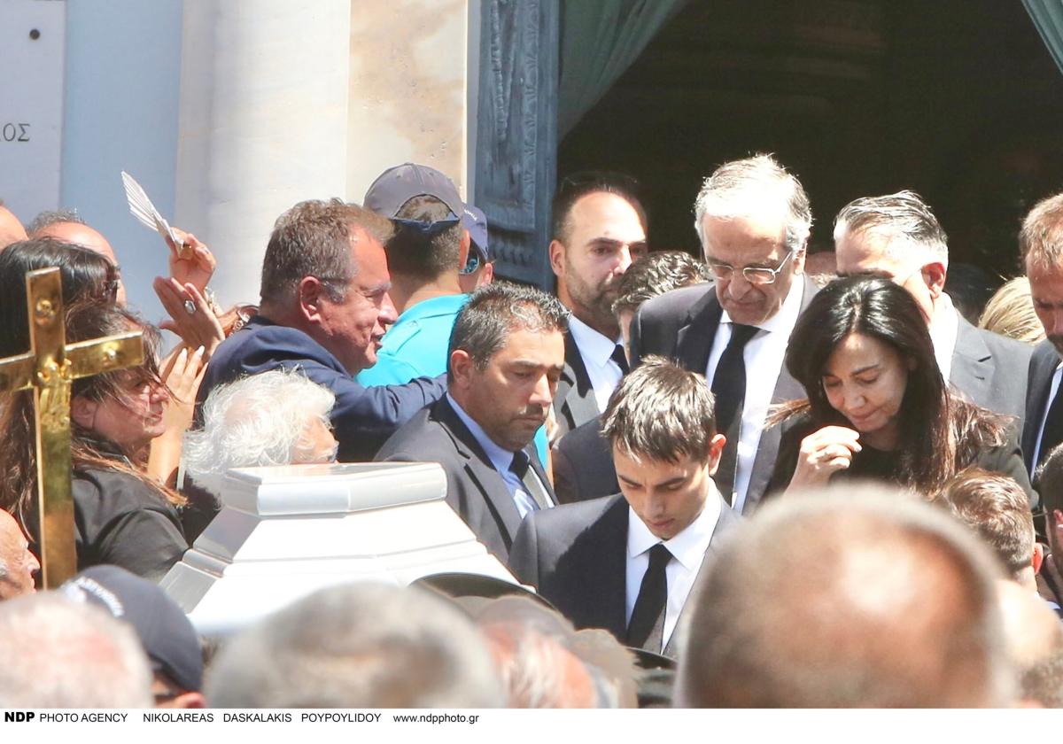 «Έσπασε» μόλις είδε το λευκό φέρετρο της κόρης του: Πόνος ψυχής για την οικογένεια Σαμάρα στην κηδεία της Λένας 11 4 12 scaled