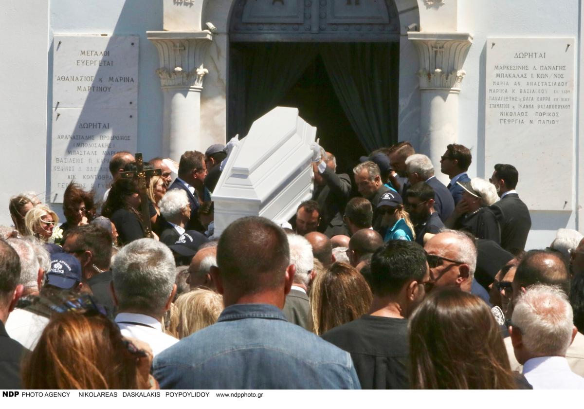 «Έσπασε» μόλις είδε το λευκό φέρετρο της κόρης του: Πόνος ψυχής για την οικογένεια Σαμάρα στην κηδεία της Λένας 15 8 4 scaled