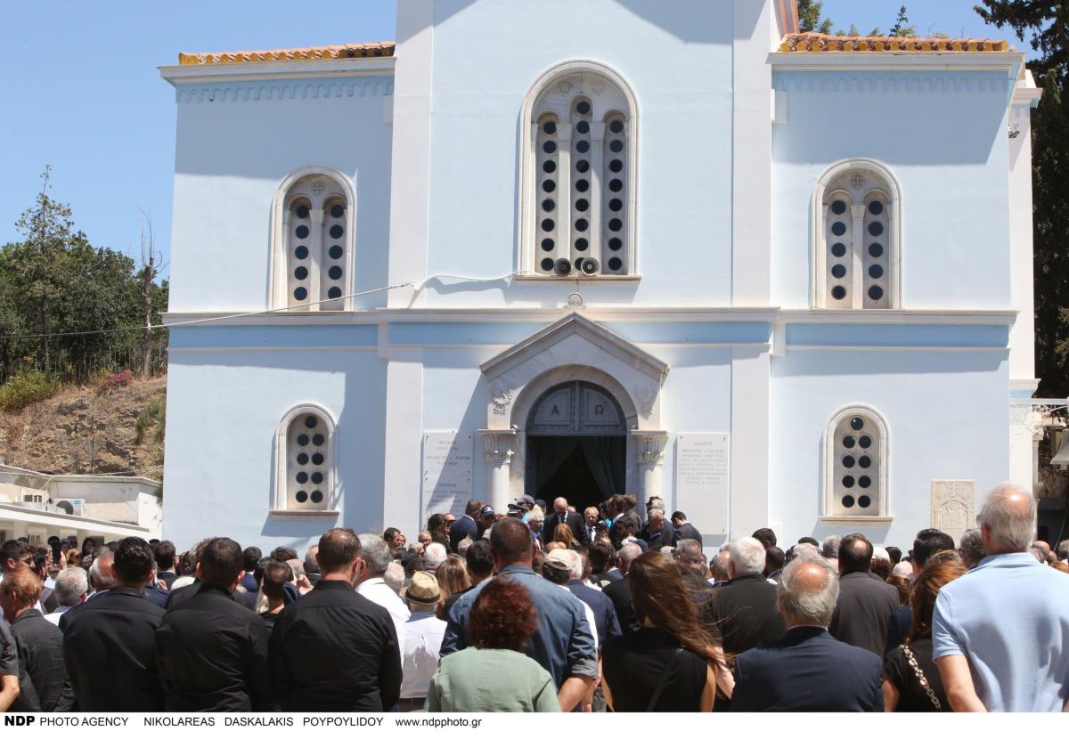 «Έσπασε» μόλις είδε το λευκό φέρετρο της κόρης του: Πόνος ψυχής για την οικογένεια Σαμάρα στην κηδεία της Λένας 17 10 2 scaled